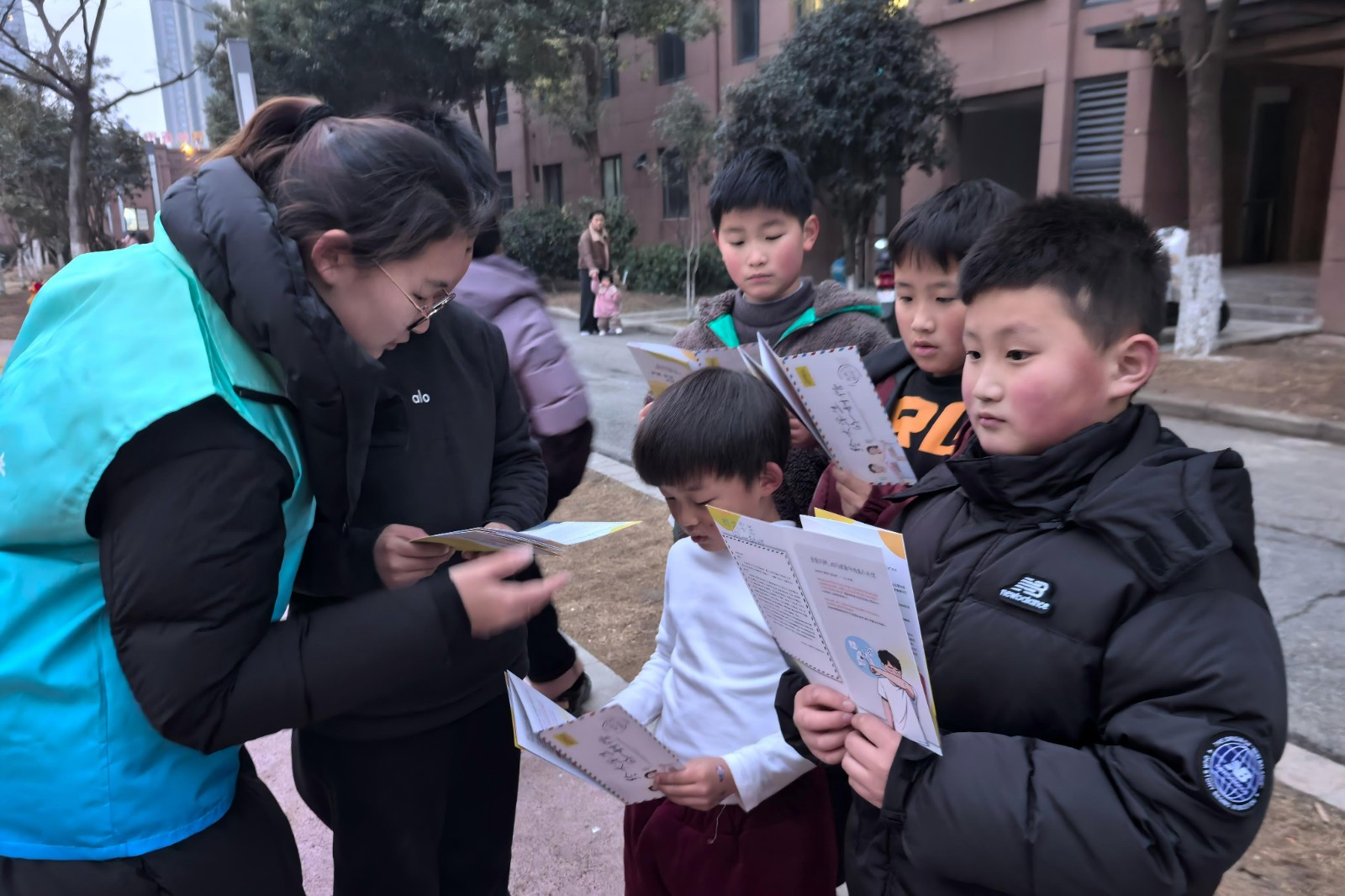 bat365中文官方网站学子&ldquo;返家乡&rdquo; 织密&ldquo;公共卫生&rdquo;防护网